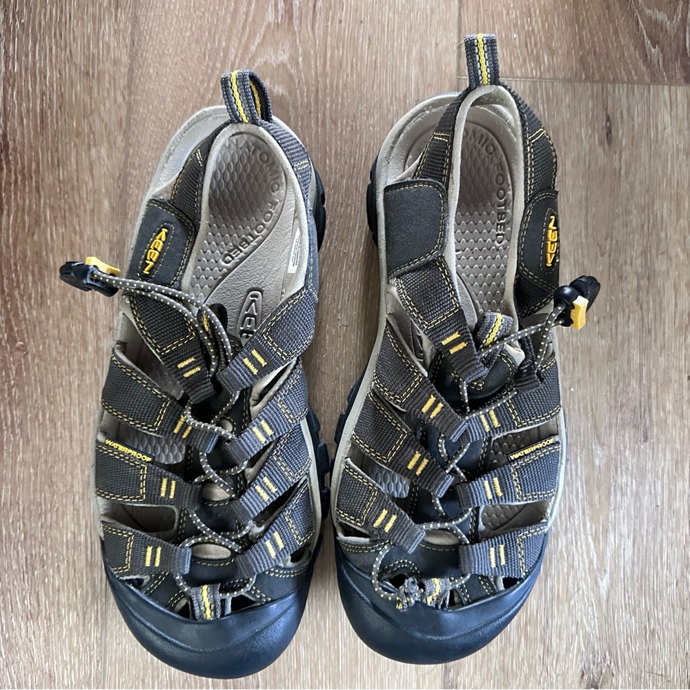 unisex Men’s 8 women’s 10 Keens